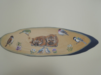 ペットロスの方がペットのリアルな似顔絵の注文（オーダー）前に見る作品～草花と6羽の小鳥に囲まれ、2匹の仔犬が体を寄せ合う姿を立体的に描いた肖像画のグッズ