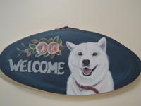 ペットロスの方がペットのリアルな似顔絵の注文（オーダー）前に見る作品～薔薇の花の横で元気に笑う愛犬が出迎えるウエルカムボードのグッズ