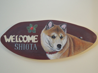 ペットロスの方がペットのリアルな似顔絵の注文（オーダー）前に見る作品～花の横で立体感ある愛犬が出迎える表札ウエルカムボードのグッズ