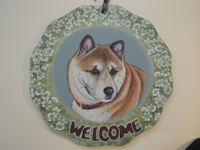 ペットロスの方がペットのリアルな似顔絵の注文（オーダー）前に見る作品～草花に囲まれた愛犬が出迎えるウエルカムボードのグッズ