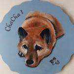 ペットロスの方がペットのリアルな似顔絵の注文（オーダー）前に見る作品～伏せをして待つ愛犬を立体感を出して描いた肖像画のグッズ