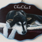 ペットロスの方がペットのリアルな似顔絵の注文（オーダー）前に見る作品～伏せをして待つ愛犬を立体感を出して描いた肖像画のグッズ